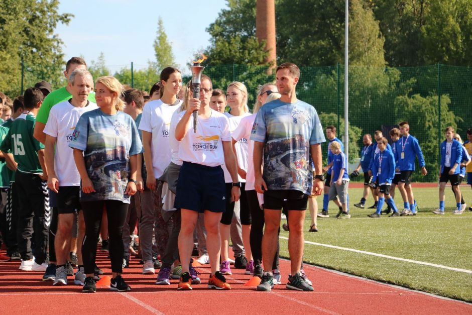 Tarptautinio jungtinio futbolo turnyro atidarymo ceremonijoje bėgo ir pareigūnai