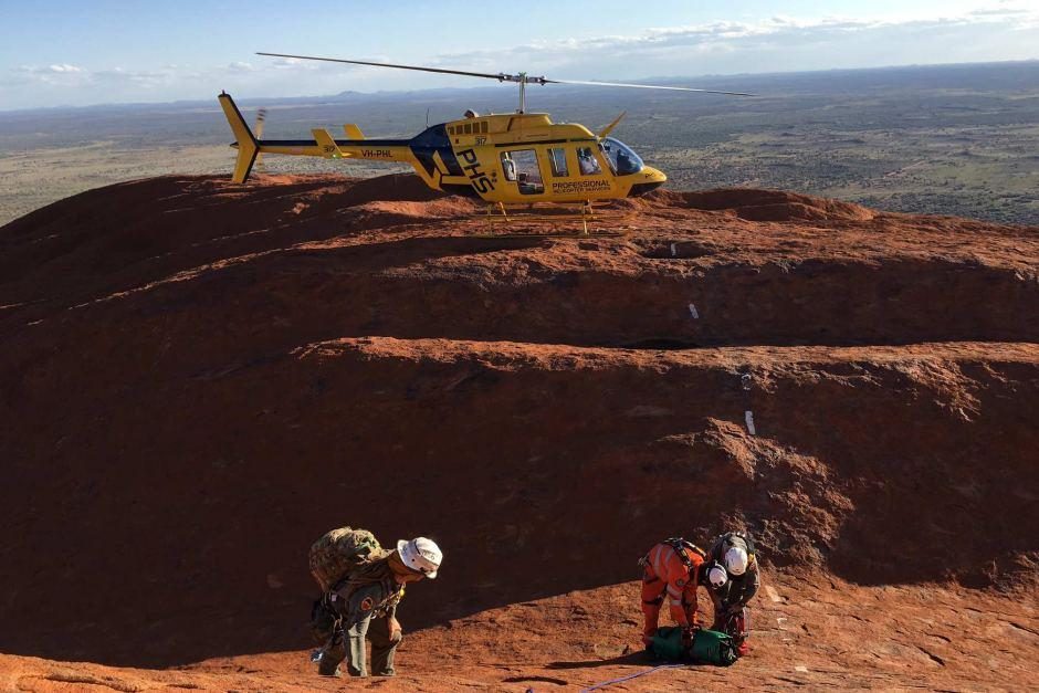 Australijoje išgelbėti garsiosios Uluru uolos plyšyje įstrigę trys vyrai