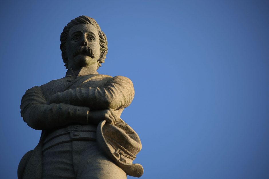 Kova įsibėgėja: JAV universitetas iš savo teritorijos pašalino konfederatų paminklus