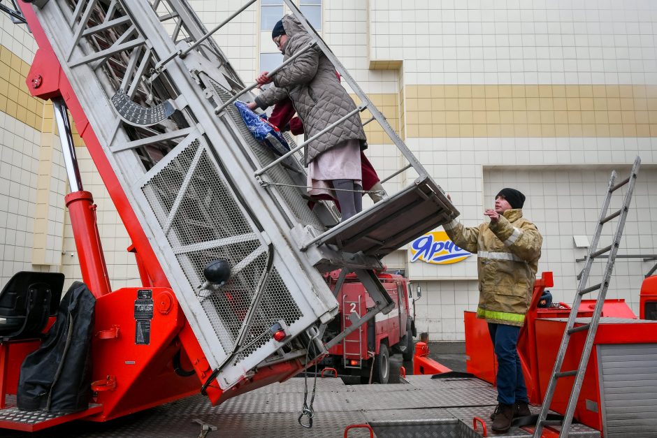 Pragaras Rusijos prekybos centre tęsiasi: žuvusiųjų daugiau nei pusšimtis