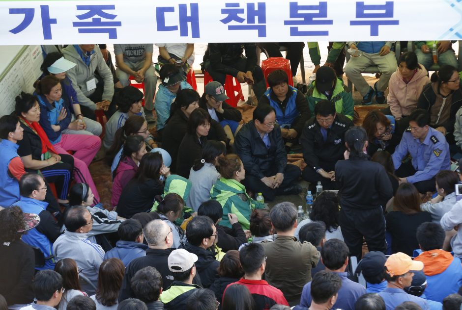 Pietų Korėjos mokykloje, kurią sukrėtė kelto katastrofa, vėl vyksta pamokos