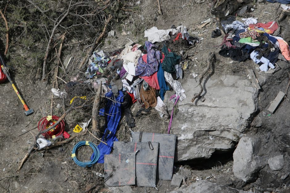 „Germanwings“ lainerio sudužimo vietoje – žuvusiųjų ir juodosios dėžės paieškos