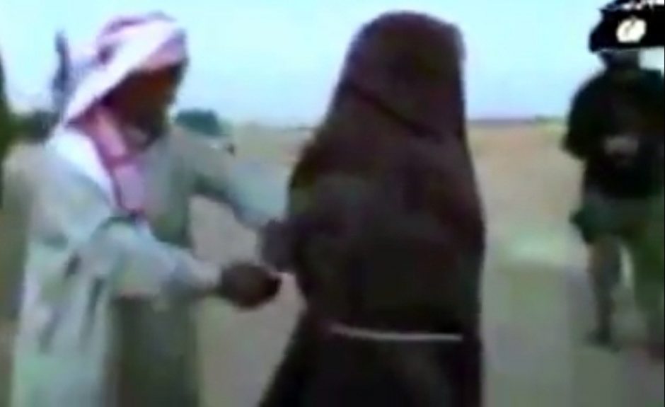 Islamistų vaizdo įraše – negyvai dukterį akmenimis užmėtantis tėvas