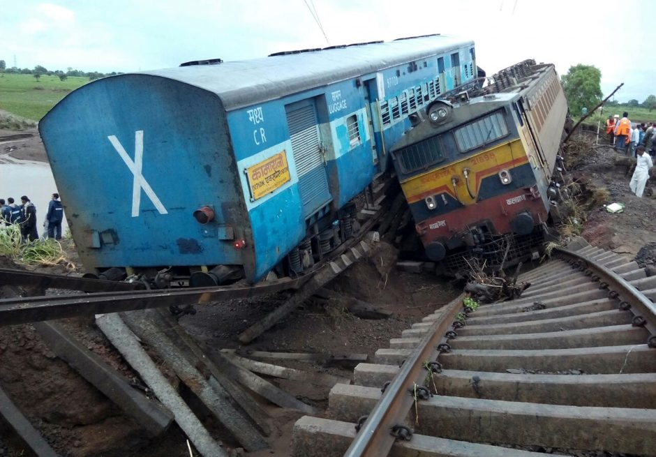 Indijoje per dviejų traukinių avariją žuvo mažiausiai 24 žmonės