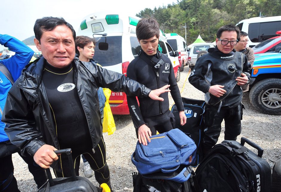 Nuskendusiame Pietų Korėjos kelte pastebėjus žuvusiųjų, šalyje didėja įtūžis