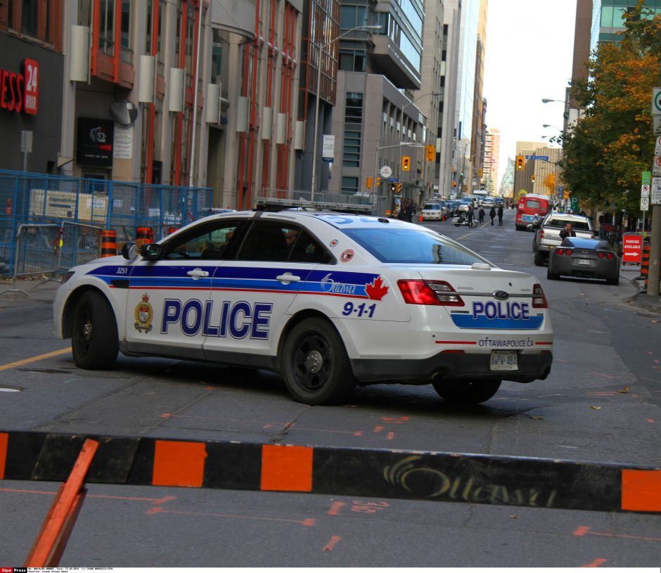 Per ginkluoto užpuoliko ataką Kanados sostinėje nušautas karo memorialo sargybinis