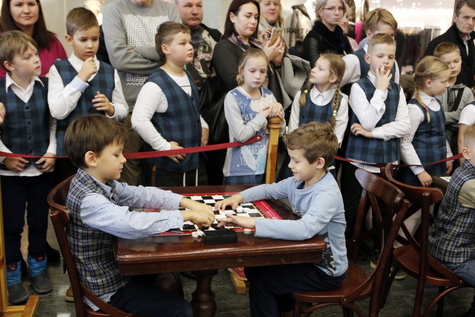 Moksleiviai varžėsi prie šaškių lentų