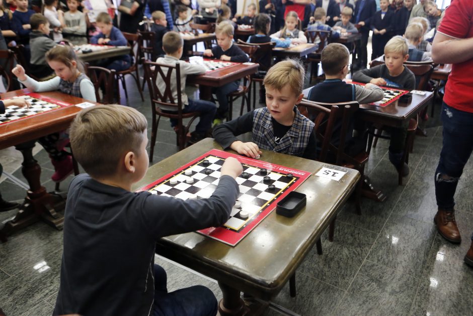 Moksleiviai varžėsi prie šaškių lentų