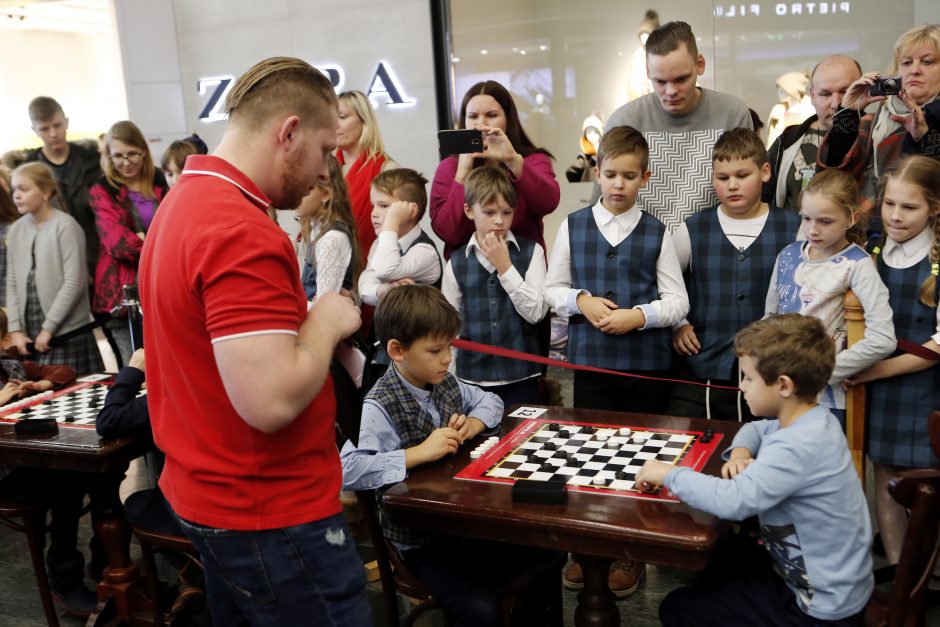 Moksleiviai varžėsi prie šaškių lentų