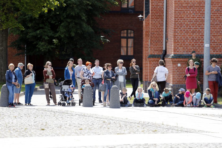 Klaipėdos universitetas šventei įsileido kariškius