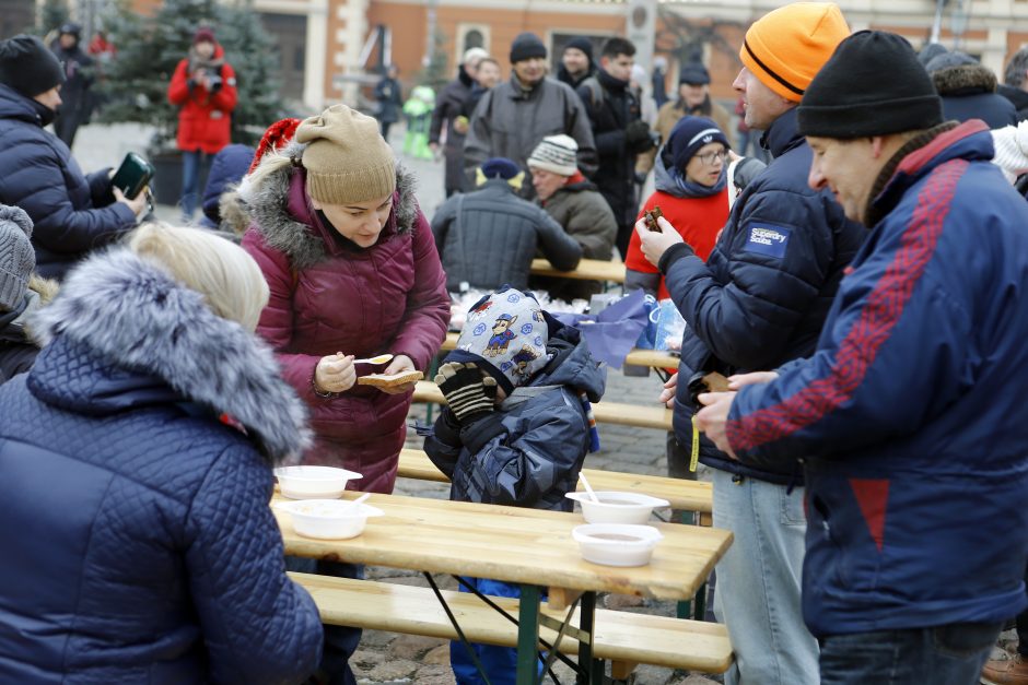 Šimtai klaipėdiečių šildėsi maltiečių sriuba