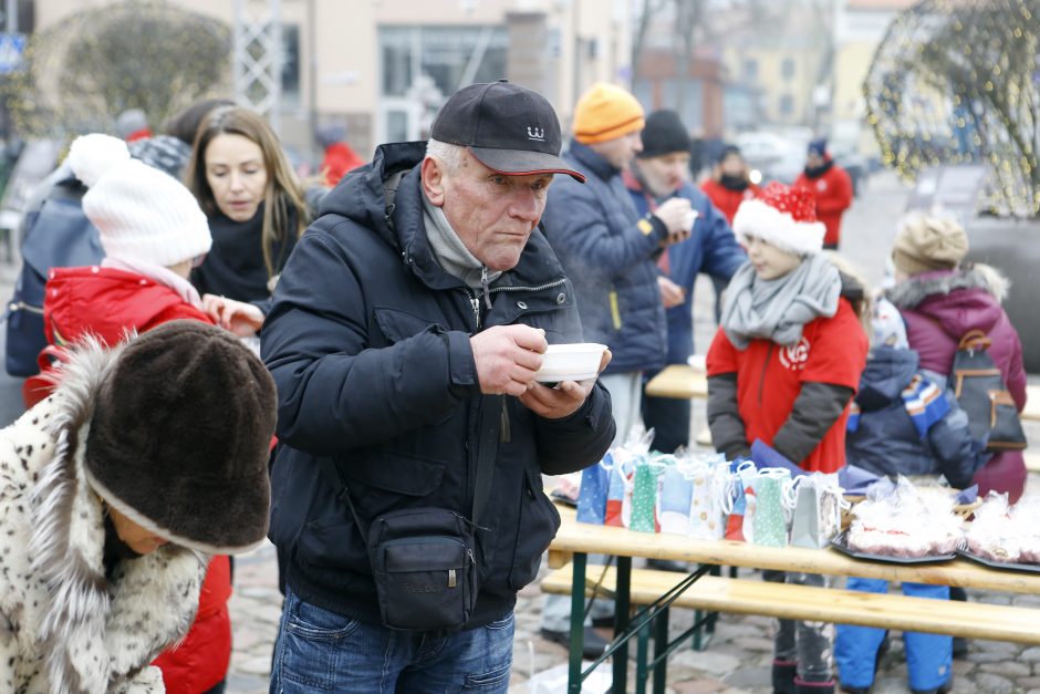 Šimtai klaipėdiečių šildėsi maltiečių sriuba