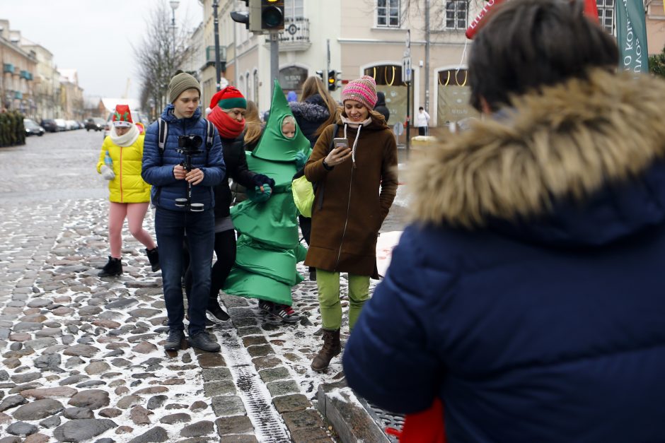 Kalėdiniame bėgime – seneliai, eglutės ir besmegeniai