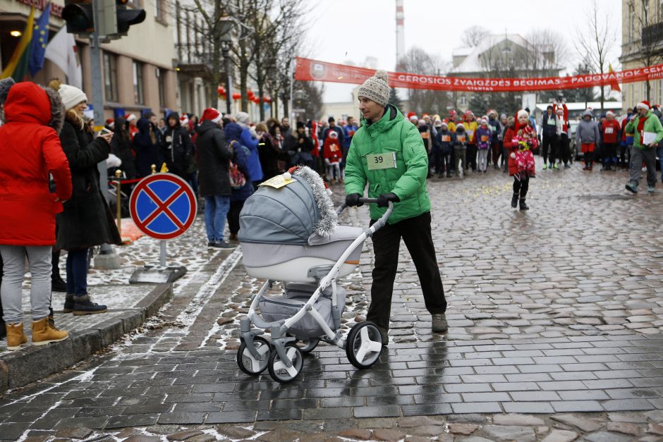 Kalėdiniame bėgime – seneliai, eglutės ir besmegeniai