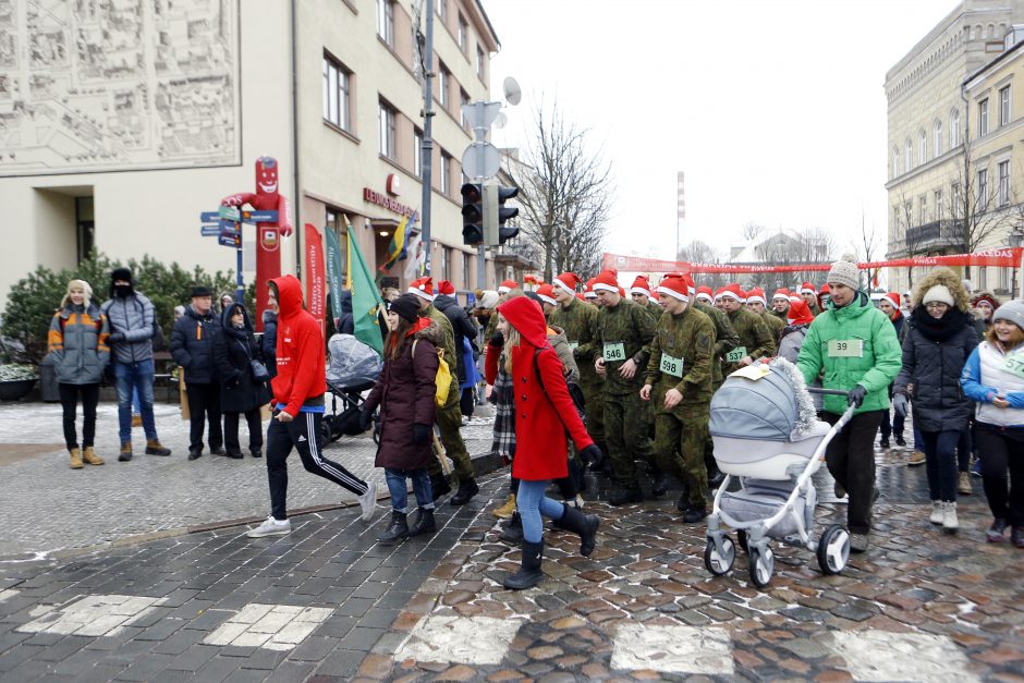 Kalėdiniame bėgime – seneliai, eglutės ir besmegeniai