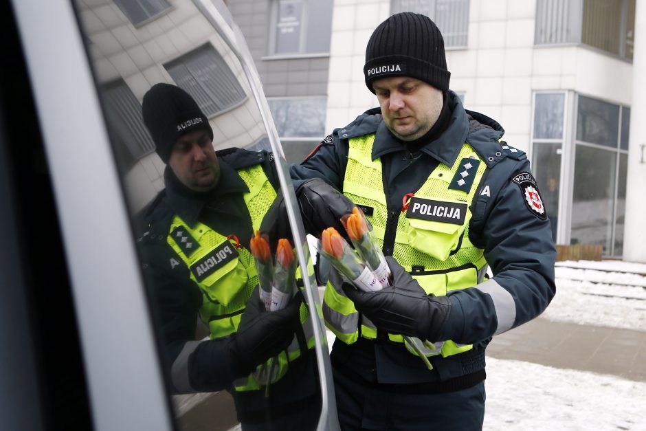 Kelių policijos patruliai pradžiugino moteris