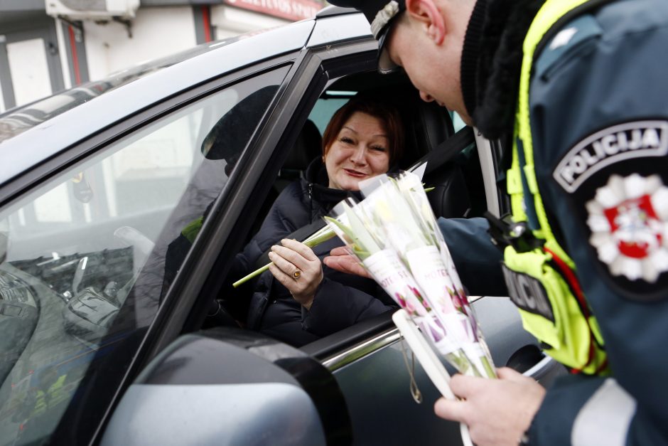 Kelių policijos patruliai pradžiugino moteris