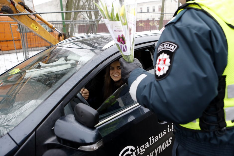 Kelių policijos patruliai pradžiugino moteris