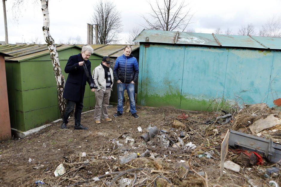 Neįtikėtina: šiukšlių krūvoje rado kario paminklą