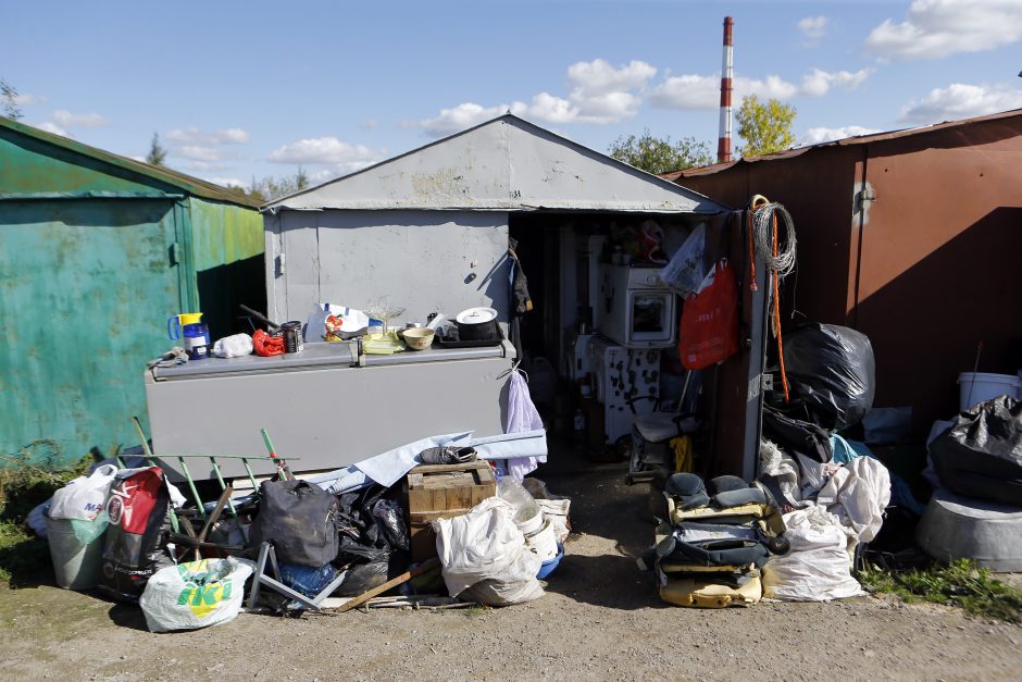 Garažų bendrijoje mašinų nėra: nereikalingi daiktai ir laikinos pastogės