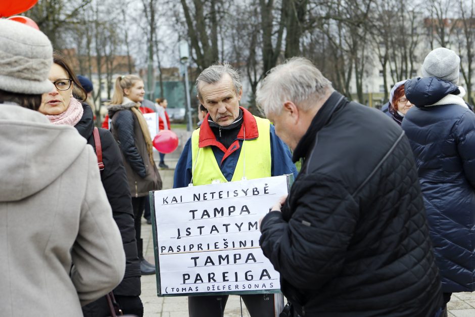 Tėvai kilo į kovą su įstatymais