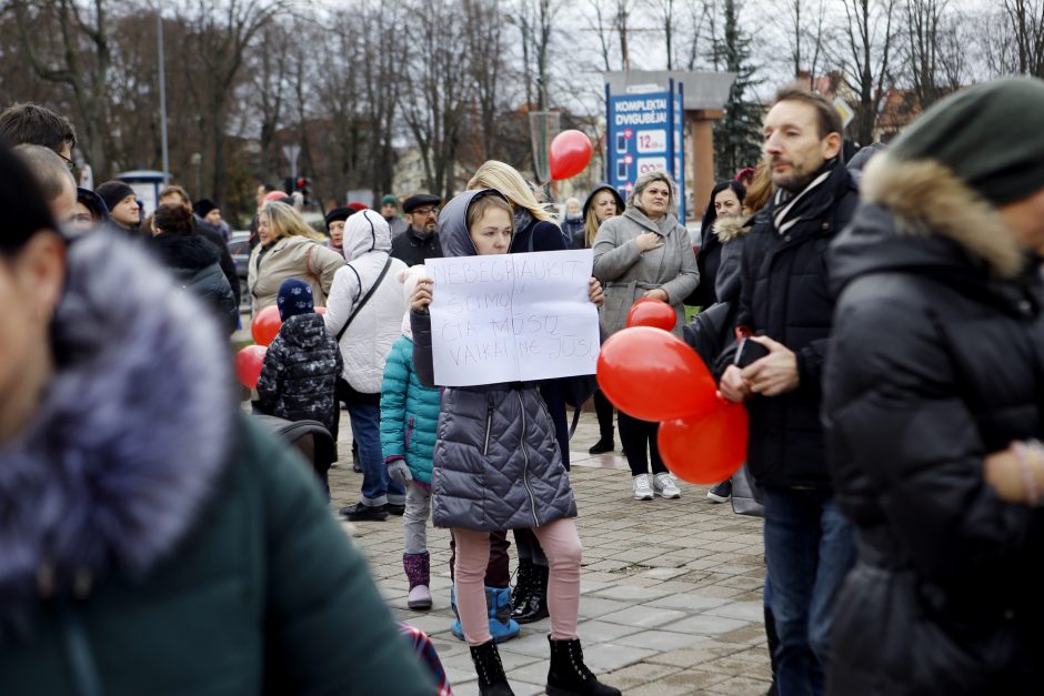 Tėvai kilo į kovą su įstatymais