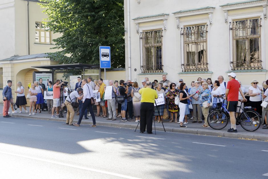 Prieš V. Titovą – miltais ir įžeidinėjimais (pradeda apkaltos procesą)