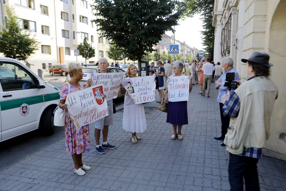 Prieš V. Titovą – miltais ir įžeidinėjimais (pradeda apkaltos procesą)