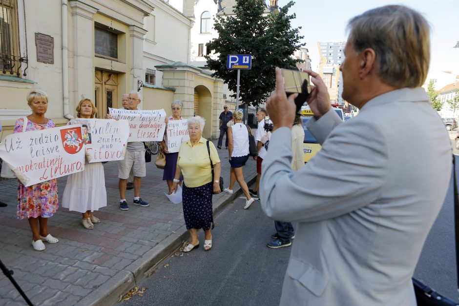 Prieš V. Titovą – miltais ir įžeidinėjimais (pradeda apkaltos procesą)