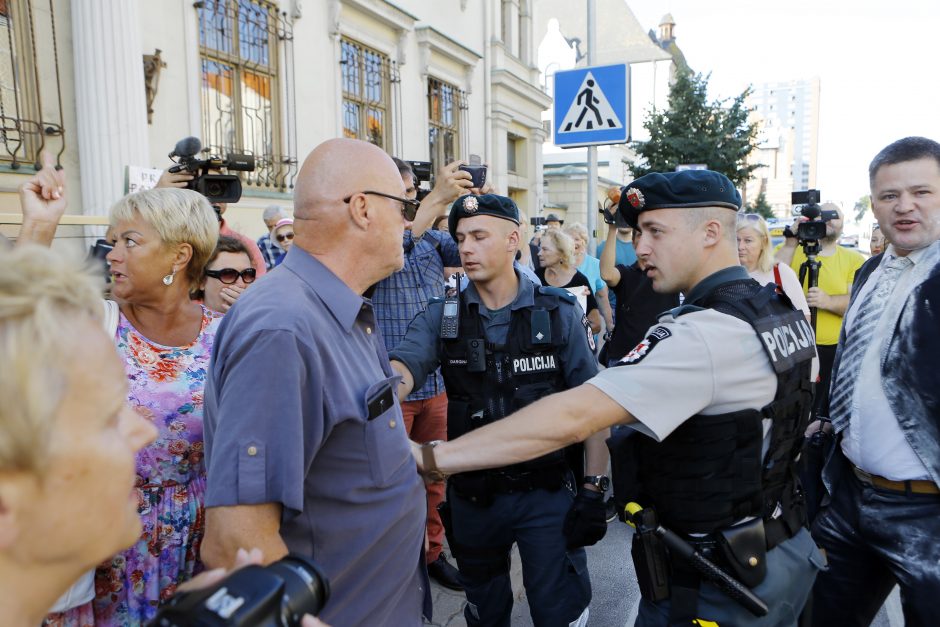 Prieš V. Titovą – miltais ir įžeidinėjimais (pradeda apkaltos procesą)