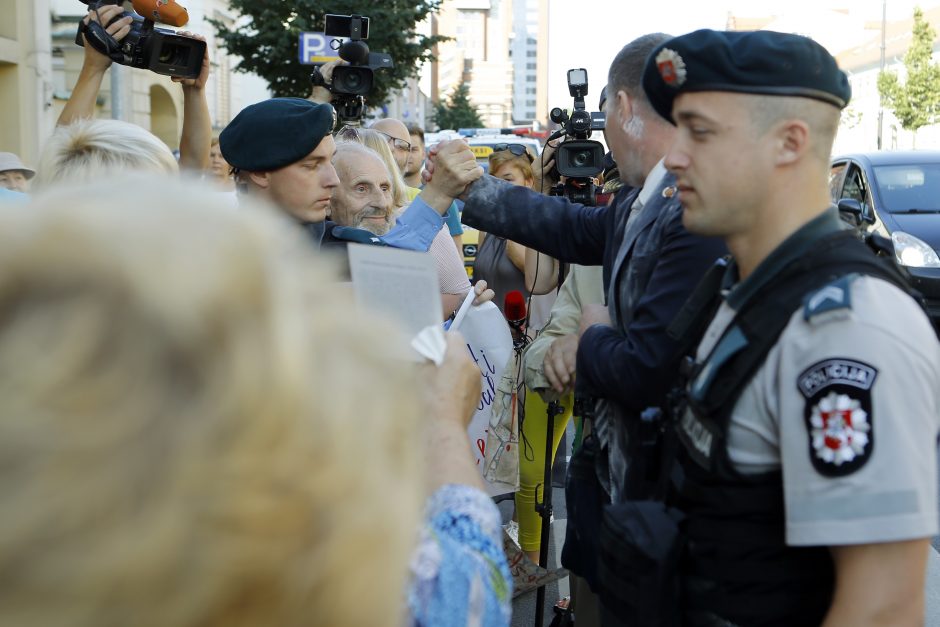 Prieš V. Titovą – miltais ir įžeidinėjimais (pradeda apkaltos procesą)