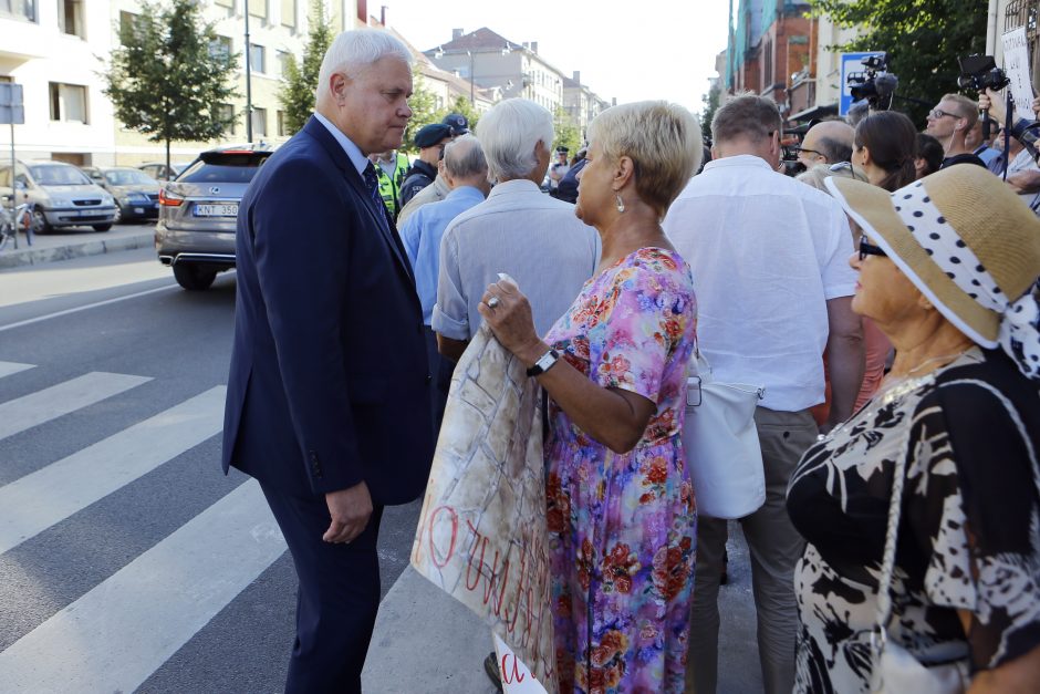 Prieš V. Titovą – miltais ir įžeidinėjimais (pradeda apkaltos procesą)