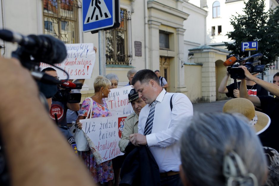 Prieš V. Titovą – miltais ir įžeidinėjimais (pradeda apkaltos procesą)