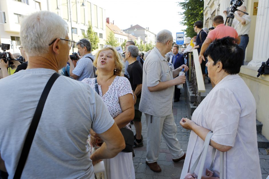 Prieš V. Titovą – miltais ir įžeidinėjimais (pradeda apkaltos procesą)