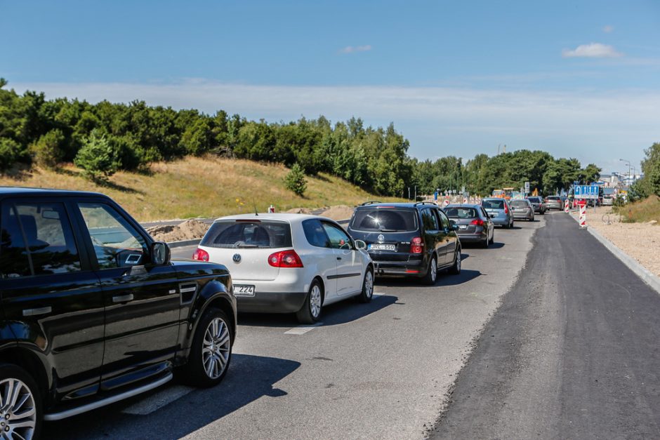 Smiltynėje prie Naujosios perkėlos susidarė transporto spūstis