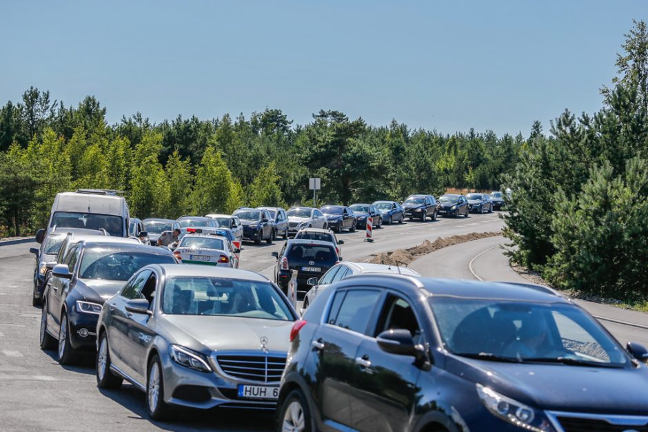 Smiltynėje prie Naujosios perkėlos susidarė transporto spūstis