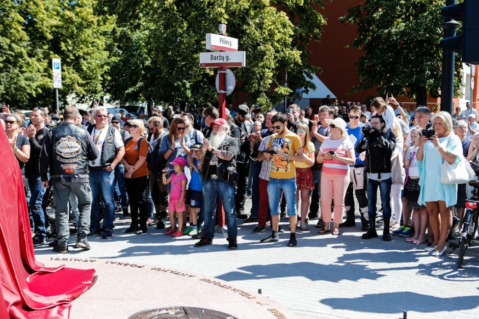 Atidengtas istorinis paminklas simbolizuos laisvę ir dovanos sėkmę