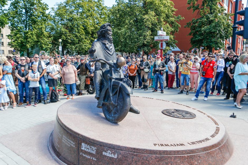 Atidengtas istorinis paminklas simbolizuos laisvę ir dovanos sėkmę