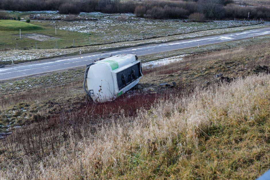 Greitkelyje ties Gargždais – 20 tonų dyzelino gabenusio sunkvežimio skrydis