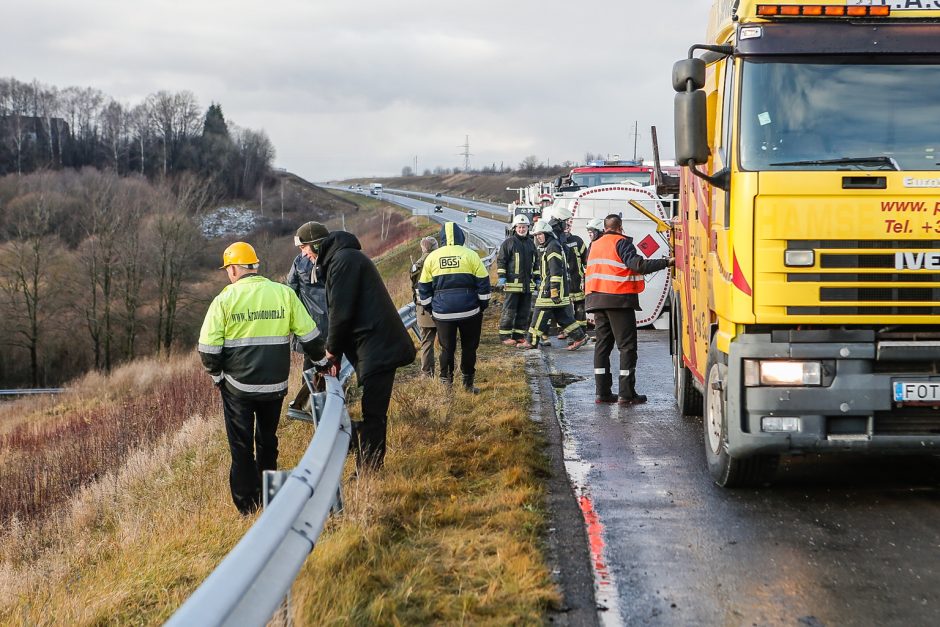 Greitkelyje ties Gargždais – 20 tonų dyzelino gabenusio sunkvežimio skrydis