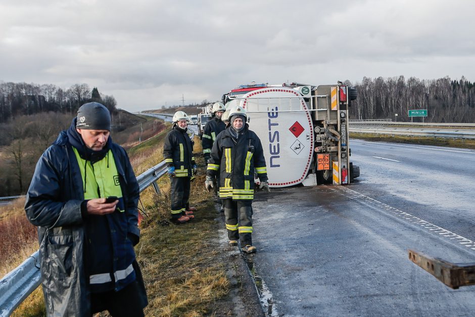 Greitkelyje ties Gargždais – 20 tonų dyzelino gabenusio sunkvežimio skrydis