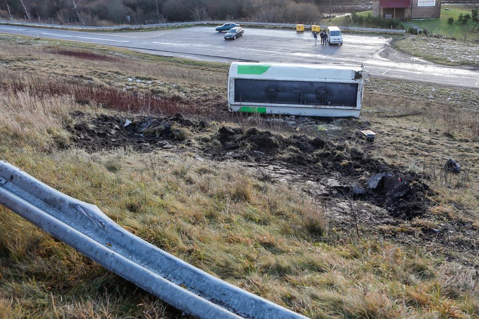 Greitkelyje ties Gargždais – 20 tonų dyzelino gabenusio sunkvežimio skrydis