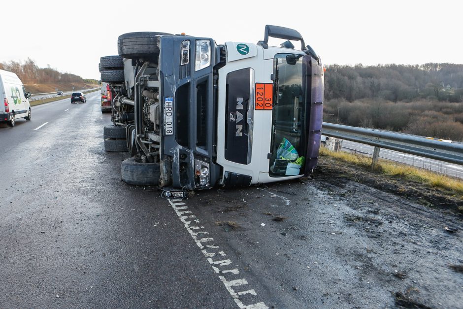 Greitkelyje ties Gargždais – 20 tonų dyzelino gabenusio sunkvežimio skrydis