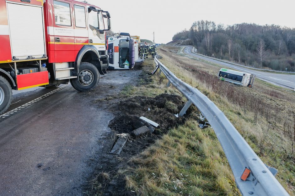 Greitkelyje ties Gargždais – 20 tonų dyzelino gabenusio sunkvežimio skrydis