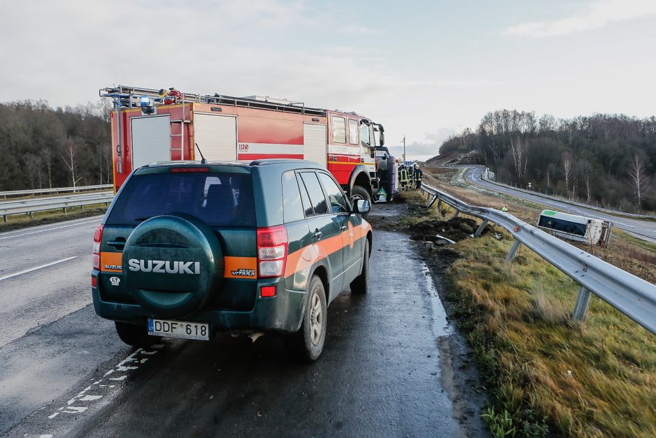 Greitkelyje ties Gargždais – 20 tonų dyzelino gabenusio sunkvežimio skrydis