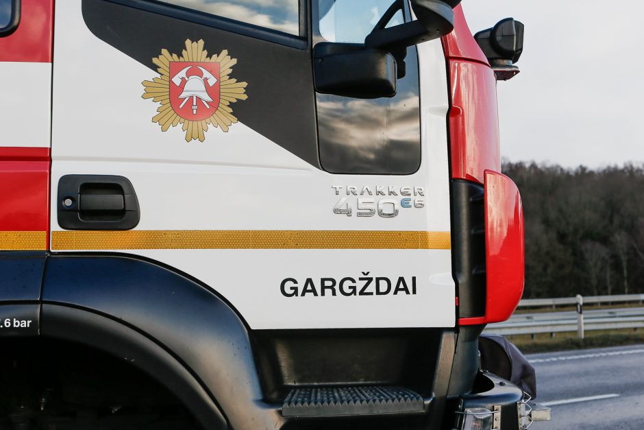 Greitkelyje ties Gargždais – 20 tonų dyzelino gabenusio sunkvežimio skrydis