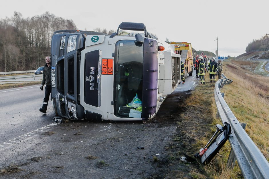 Greitkelyje ties Gargždais – 20 tonų dyzelino gabenusio sunkvežimio skrydis