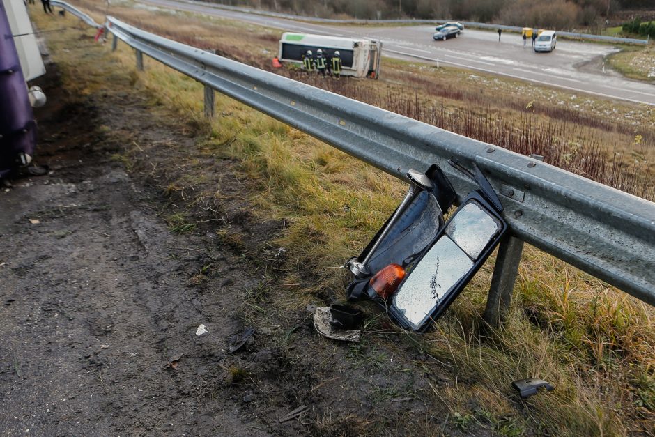 Greitkelyje ties Gargždais – 20 tonų dyzelino gabenusio sunkvežimio skrydis