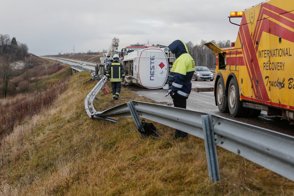 Greitkelyje ties Gargždais – 20 tonų dyzelino gabenusio sunkvežimio skrydis