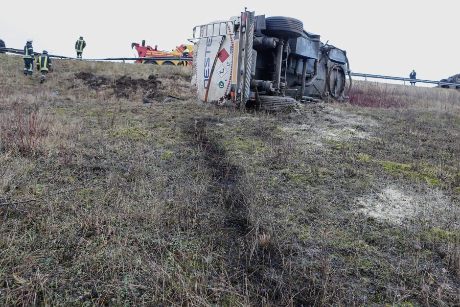 Greitkelyje ties Gargždais – 20 tonų dyzelino gabenusio sunkvežimio skrydis